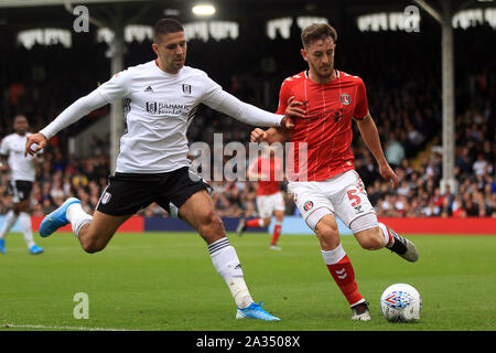 Londres, Royaume-Uni. 05 Oct, 2019. Aleksandr Mitrovic de Fulham (L) en action avec Tom Lockyer de Charlton Athletic (R). Match de championnat Skybet EFL, Fulham v Charlton Athletic à Craven Cottage, à Londres, le samedi 5 octobre 2019. Ce droit ne peut être utilisé qu'à des fins rédactionnelles. Usage éditorial uniquement, licence requise pour un usage commercial. Aucune utilisation de pari, de jeux ou d'un seul club/ligue/dvd publications pic par Steffan Bowen/Andrew Orchard la photographie de sport/Alamy live news Crédit : Andrew Orchard la photographie de sport/Alamy Live News Banque D'Images