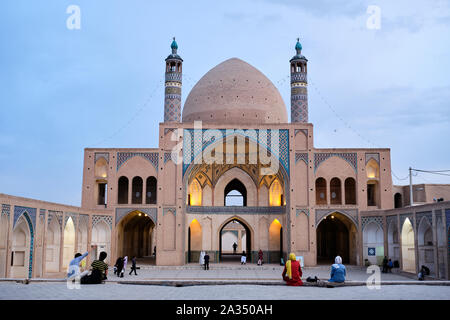 KASHAN, IRAN - 4 mai 2019 : les personnes bénéficiant de l'avis de la mosquée Agha Bozorg pendant heure bleue Banque D'Images