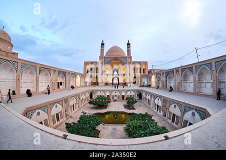 KASHAN, IRAN - 4 mai 2019 : les personnes bénéficiant de l'avis de la mosquée Agha Bozorg pendant heure bleue Banque D'Images