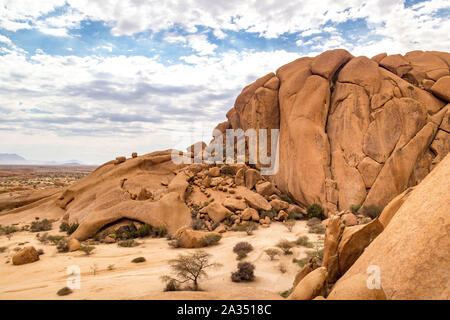 Rochers bizarres et rock formation dans la réserve naturelle de Spitzkoppe, Erongo, Namibie, Afrique Banque D'Images