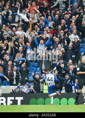 Brighton, UK. 5 octobre 2019.Aaron Connolly, de Brighton, en face du célèbre les fans après avoir marqué leur troisième but durant le premier match de championnat entre Brighton et Hove Albion et Tottenham Hotspur à l'Amex Stadium - usage éditorial uniquement. Pas de merchandising. Pour des images de football Premier League FA et restrictions s'appliquent inc. aucun internet/mobile l'usage sans licence FAPL - pour plus de détails Football Dataco contact Crédit : Simon Dack TPI / Alamy Live News Banque D'Images