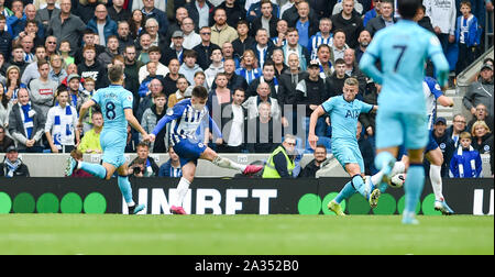 Brighton, UK. 5 octobre 2019.Aaron Connolly, de Brighton, les incendies dans leur troisième but durant le premier match de championnat entre Brighton et Hove Albion et Tottenham Hotspur à l'Amex Stadium - usage éditorial uniquement. Pas de merchandising. Pour des images de football Premier League FA et restrictions s'appliquent inc. aucun internet/mobile l'usage sans licence FAPL - pour plus de détails Football Dataco contact Crédit : Simon Dack TPI / Alamy Live News Banque D'Images