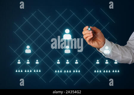 Concept de marketing de réseau d'affaires avec les gens d'icônes et de dessin de pyramide sur l'interface virtuelle avec un stylet. Banque D'Images