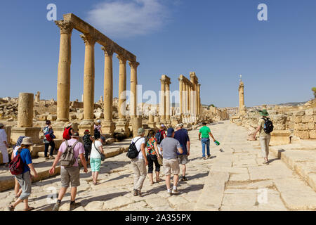 Jerash, JORDANIE - Sept 19, 2013 : les touristes à pied le long des colonnes du cardo maximus. C'est une ancienne ville romaine de Jerash, Jordanie Banque D'Images