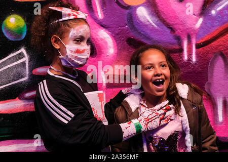 Leake Street, Waterloo, London, UK. 5ème Oct, 2019. Zombies à Londres pour la Journée mondiale de Zombie. Crédit : Matthieu Chattle/Alamy Live News Banque D'Images