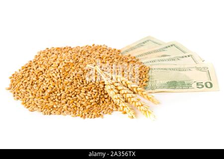 Tas de grains de blé avec les épis de blé sur les billets de dollar sur fond blanc - coût du blé ou prix concept, selective focus Banque D'Images