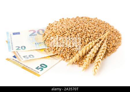 Tas de grains de blé avec les épis de blé sur les billets en euros sur fond blanc - coût du blé ou prix concept, selective focus Banque D'Images