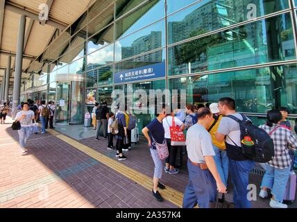 Hong Kong. Le 05 Oct 2019. (191005) -- HONG KONG, 5 octobre 2019 (Xinhua) -- Les passagers se tiennent à l'extérieur du fermé la station de MTR Hung Hom à Hong Kong, Chine du Sud, 5 octobre 2019. Le Mass Transit Railway (MTR), un fournisseur de transport public à Hong Kong, a annoncé la suspension du service de l'ensemble du réseau le samedi matin. Que de 4:00 heures, heure locale, seul son Airport Express service reprend partiellement des lignes tandis que d'autres sont restés fermés. Les stations de métro ont été la principale victime de vandalisme, vendredi soir, que les émeutiers ont mis le feu sur les installations d'un grand nombre de stations de métro et ont attaqué le personnel. (Xinhua/Wang S Banque D'Images