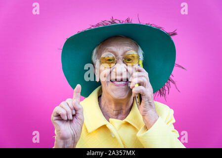 Drôle de grand-mère les portraits. La haute vieille femme, en interaction avec un smartphone. Concept a propos de l'ancienneté Banque D'Images