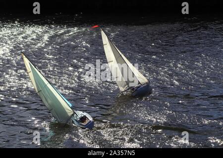 Yachting sur le modèle Exeter Ship Canal. Devon, Royaume-Uni. Banque D'Images