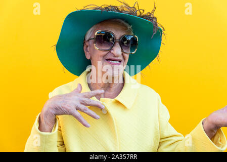 Drôle de grand-mère les portraits. La haute vieille femme s'habiller élégante pour un événement spécial. Concept a propos de l'ancienneté Banque D'Images