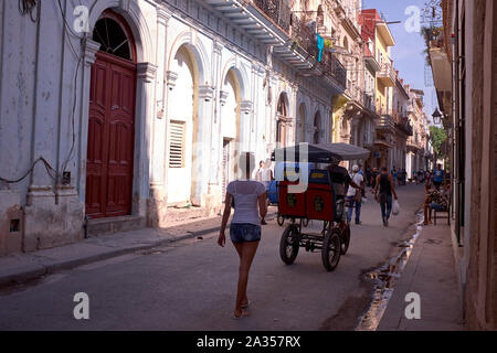 Location de taxis ferry les gens dans les rues de La Havane, Cuba Banque D'Images