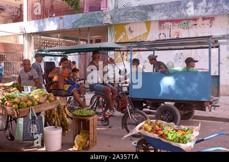 Location de taxis ferry les gens dans les rues de La Havane, Cuba Banque D'Images