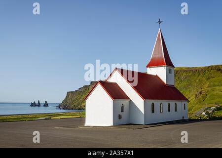 Donnant sur l'église, le sud de l'Islande Vik Banque D'Images