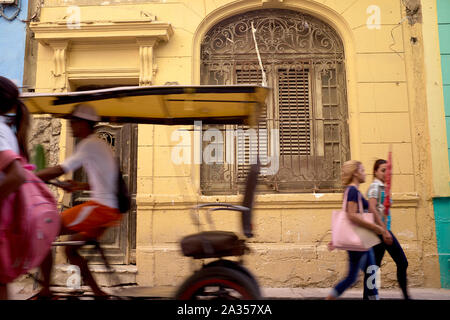 Location de taxis ferry les gens dans les rues de La Havane, Cuba Banque D'Images