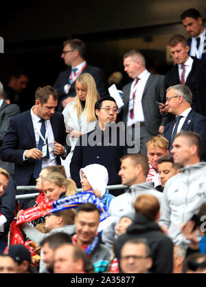 Propriétaire de Leicester City Aiyawatt Srivaddhanaprabha avant le premier match de championnat à Anfield, Liverpool. Banque D'Images