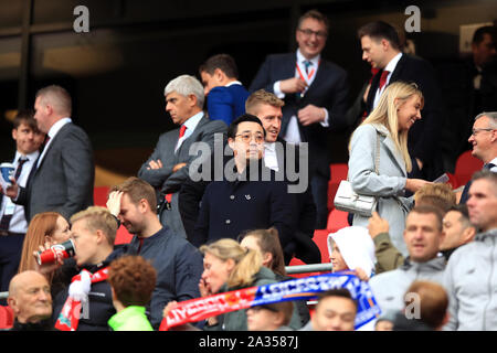 Propriétaire de Leicester City Aiyawatt Srivaddhanaprabha avant le premier match de championnat à Anfield, Liverpool. Banque D'Images