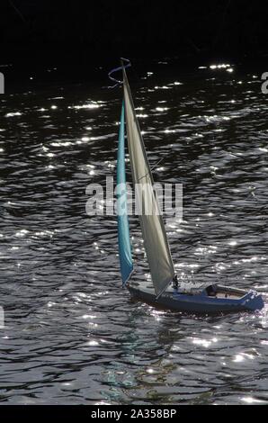 Yachting sur le modèle Exeter Ship Canal. Devon, Royaume-Uni. Banque D'Images