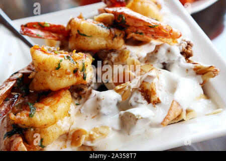 Libanais traditionnel gambas grillées à l'ail fatteh Banque D'Images