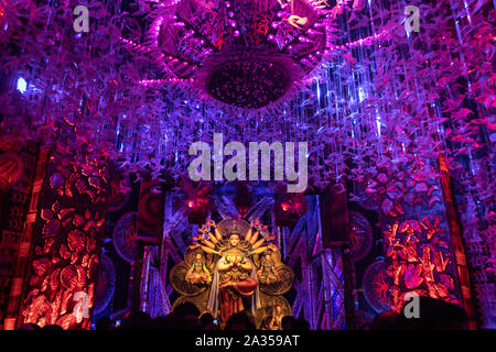 Kolkata, Inde. 06Th Oct, 2019. Artiste sont construits thème basé à Bosepukur Pandal Sitala Mandir pour l'occasion de Durga Puja. (Photo de Jodhpur Banerjee/Pacific Press) Credit : Pacific Press Agency/Alamy Live News Banque D'Images