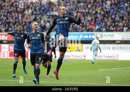 Paderborn, Allemagne. 05 Oct, 2019. Soccer : Bundesliga, SC Paderborn 07 - premier FSV Mainz 05, 7e journée dans l'Arène de Benteler. Paderborn est buteur Ben Zolinski (M) célèbre son but à 1:1 avec Kai Pröger (l). Credit : Friso Gentsch/DPA - NOTE IMPORTANTE : en conformité avec les exigences de la DFL Deutsche Fußball Liga ou la DFB Deutscher Fußball-Bund, il est interdit d'utiliser ou avoir utilisé des photographies prises dans le stade et/ou la correspondance dans la séquence sous forme d'images et/ou vidéo-comme des séquences de photos./dpa/Alamy Live News Banque D'Images