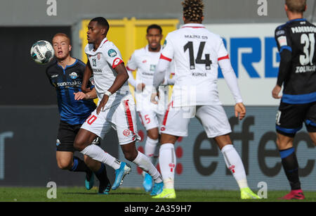 Paderborn, Allemagne. 05 Oct, 2019. Soccer : Bundesliga, SC Paderborn 07 - premier FSV Mainz 05, 7e journée dans l'Arène de Benteler. Paderborn's Sebastian Vasiliadis (l) dans la lutte pour le ballon avec Edimilson Fernandes (2e à partir de l) de Mayence. Credit : Friso Gentsch/DPA - NOTE IMPORTANTE : en conformité avec les exigences de la DFL Deutsche Fußball Liga ou la DFB Deutscher Fußball-Bund, il est interdit d'utiliser ou avoir utilisé des photographies prises dans le stade et/ou la correspondance dans la séquence sous forme d'images et/ou vidéo-comme des séquences de photos./dpa/Alamy Live News Banque D'Images