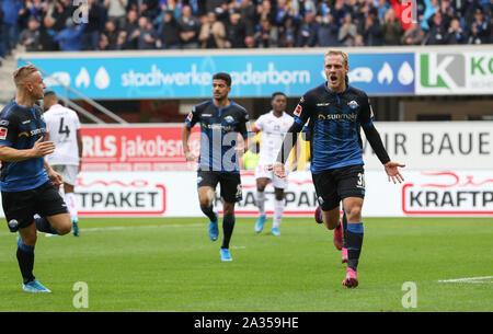 Paderborn, Allemagne. 05 Oct, 2019. Soccer : Bundesliga, SC Paderborn 07 - premier FSV Mainz 05, 7e journée dans l'Arène de Benteler. Paderborn est buteur Ben Zolinski (r) célèbre son 1:1 but avec Kai Pröger (l). Credit : Friso Gentsch/DPA - NOTE IMPORTANTE : en conformité avec les exigences de la DFL Deutsche Fußball Liga ou la DFB Deutscher Fußball-Bund, il est interdit d'utiliser ou avoir utilisé des photographies prises dans le stade et/ou la correspondance dans la séquence sous forme d'images et/ou vidéo-comme des séquences de photos./dpa/Alamy Live News Banque D'Images