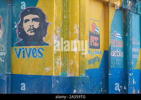 Graffitis politiques et art ornent les murs de La Havane, Cuba Banque D'Images