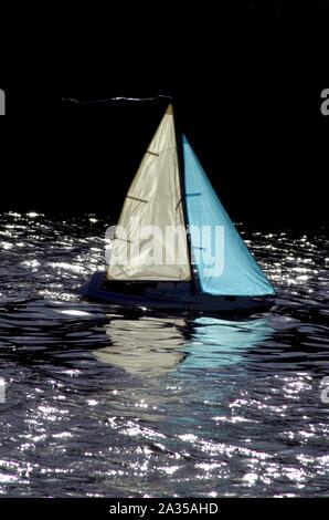 Yachting sur le modèle Exeter Ship Canal. Devon, Royaume-Uni. Banque D'Images