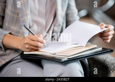 Les jeunes enseignants de l'école avec la correction des erreurs de plume ou en mettant le repère en cahier Banque D'Images