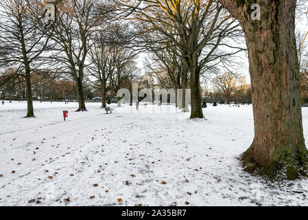 Une ruelle pittoresque recouvert de neige menant à une vieille fontaine dans le parc Victoria, Aberdeen, Ecosse Banque D'Images