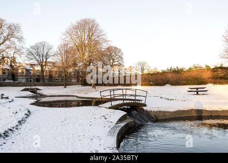 Un petit pont de bois en bois pittoresque entre des étangs artificiels de Westburn Park pendant la saison d'hiver, Aberdeen, Ecosse Banque D'Images