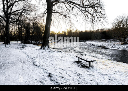 Un sentier le long de la rivière Don (à Seaton park, Aberdeen, Ecosse Banque D'Images