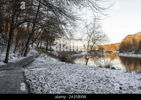 Sentier le long de la rivière Don (sur la sortie de Seaton Park en hiver, Aberdeen, Écosse Banque D'Images