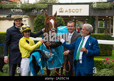 Ascot, Berkshire, Royaume-Uni. 5ème Oct, 2019.Ascot, Berkshire, Royaume-Uni. 5ème Oct, 2019. Jockey Andrea Atzeni remporte la course John Guest Bengough enjeux sur l'Cap Byron. Propriétaire Sheikh Mohammed Obaid Al Maktoum, Roger Formateur, Varian et Newmarket Source Darley. Credit : Maureen McLean/Alamy Live News Banque D'Images