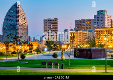 Vue depuis la Fondation Heydar Aliyev Center park avec l'inachevé Trump International Hotel and Tower, Baku, Azerbaïdjan Banque D'Images