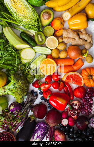 Les légumes frais, les fruits et les baies rainbow vue d'en haut. Tendance naturelle de vitamines et d'antioxydants, de l'alimentation arrière-plan. Banque D'Images