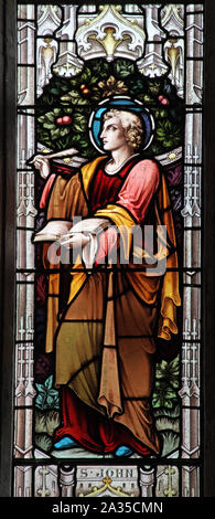 Une vitrail de 1902 par Swaine Bourne & Sons représentant Saint Jean l'évangéliste, Eglise Saint-Laurent, Barton on the Heath, Warwickshire Banque D'Images