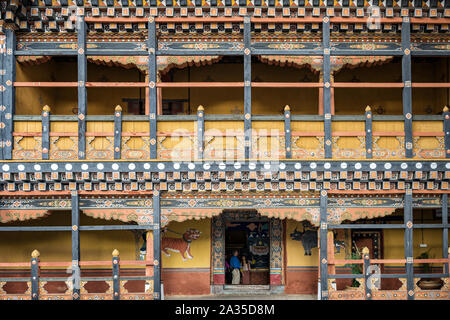 Façade richement décorée dans la cour de l'dzong Rinpung Dzong de Paro (Bhoutan), Banque D'Images