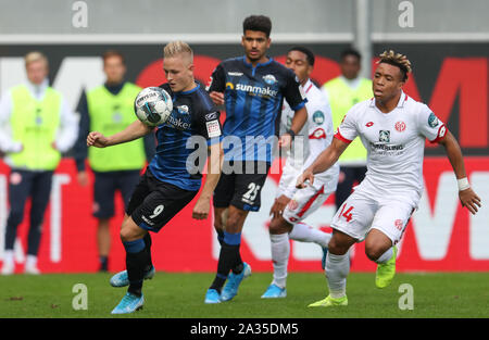 Paderborn, Allemagne. 05 Oct, 2019. Soccer : Bundesliga, SC Paderborn 07 - premier FSV Mainz 05, 7e journée dans l'Arène de Benteler. Paderborn's Kai Pröger (l) dans la lutte pour le ballon avec Pierre Kunde Malong (r) de Mayence. Credit : Friso Gentsch/DPA - NOTE IMPORTANTE : en conformité avec les exigences de la DFL Deutsche Fußball Liga ou la DFB Deutscher Fußball-Bund, il est interdit d'utiliser ou avoir utilisé des photographies prises dans le stade et/ou la correspondance dans la séquence sous forme d'images et/ou vidéo-comme des séquences de photos./dpa/Alamy Live News Banque D'Images