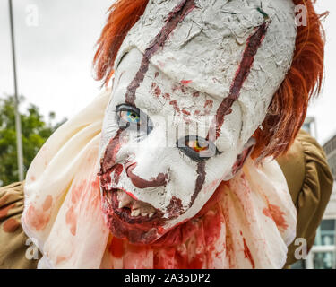 Londres, Royaume-Uni, 05 Oct 2019. Une grande horde de The Walking Dead dans des tenues spectaculaires et porter une fois de plus envahir les rues du centre de Londres sur leur marche pour World Zombie Day, tout en sensibilisant à l'organisme Ville de Londres, de la récolte qui re-distribue des surplus de nourriture à ceux qui en ont besoin. Credit : Imageplotter/Alamy Live News Banque D'Images