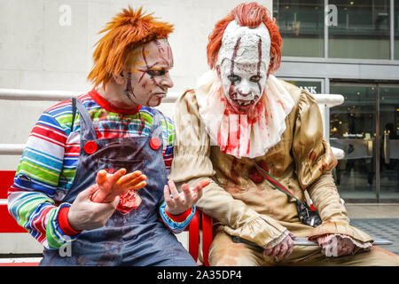 Londres, Royaume-Uni, 05 Oct 2019. Une grande horde de The Walking Dead dans des tenues spectaculaires et porter une fois de plus envahir les rues du centre de Londres sur leur marche pour World Zombie Day, tout en sensibilisant à l'organisme Ville de Londres, de la récolte qui re-distribue des surplus de nourriture à ceux qui en ont besoin. Credit : Imageplotter/Alamy Live News Banque D'Images