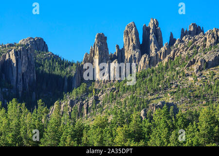 Les clochers de la cathédrale vue depuis la route d'aiguilles dans Custer State Park à proximité, Dakota-du-Sud Banque D'Images