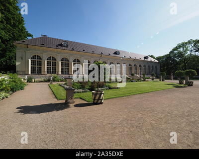 Ancienne orangerie dans le parc des bains à Varsovie, capitale européenne de la Pologne en 2019 en mai. Banque D'Images