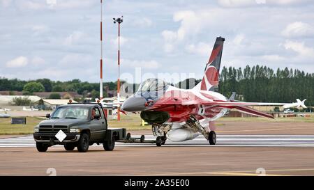 Dodge Ram 2500 avion remorqueur déménagement un Royal Danish Air Force F16 Fighting Falcon au Royal International Air Tattoo 2019 park et voir Banque D'Images