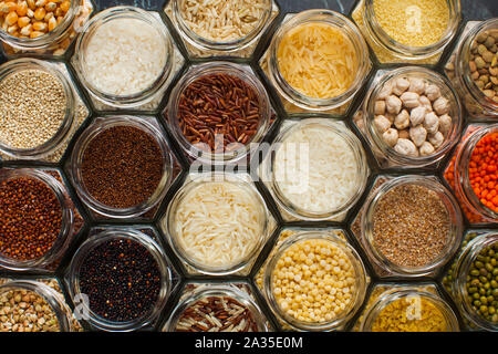 Motif de fond alimentaire - grains et céréales en pots Banque D'Images