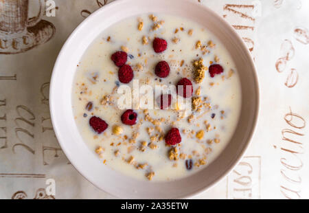 Gruau aux fruits rouges dans un bol blanc Banque D'Images