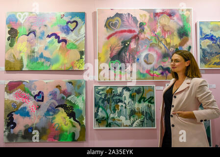 Londres, Royaume-Uni. 5 octobre 2019. Artiste Georgina Walton pose avec certaines de ses œuvres à l'autre Art Fair, présenté par Saatchi Art. 120 international, artistes indépendants sont afficher leurs œuvres à être vendu directement aux acheteurs. La foire a lieu à Victoria House à Bloomsbury, jusqu'au 6 octobre 2019. Crédit : Stephen Chung / Alamy Live News Banque D'Images