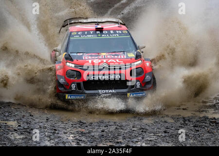 Llanidloes, UK. 5ème Oct, 2019. Sébastien Ogier et son copilote Julien Ingrassia concurrence dans leur Citroën Total WRT Citroën C3 WRC lors de l'étape 13 du Wales Rally GB, Crédit : Jason Richardson/Alamy Live News Banque D'Images