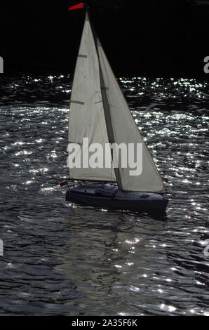 Yachting sur le modèle Exeter Ship Canal. Devon, Royaume-Uni. Banque D'Images